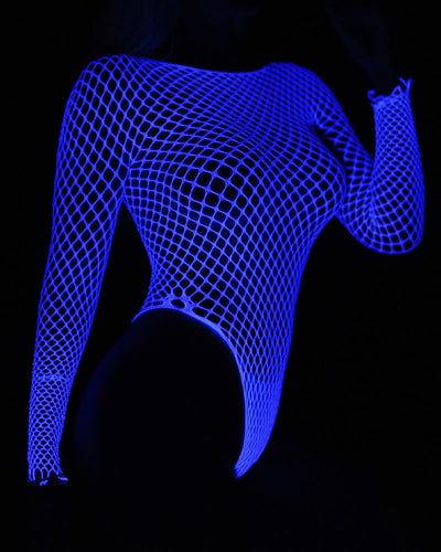 Leuchtend blauer Langarm-Fischernetz-Bodysuit